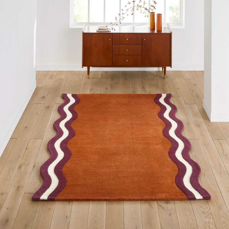 Un design qui fait des vagues pour ce tapis asymétrique 100% laine