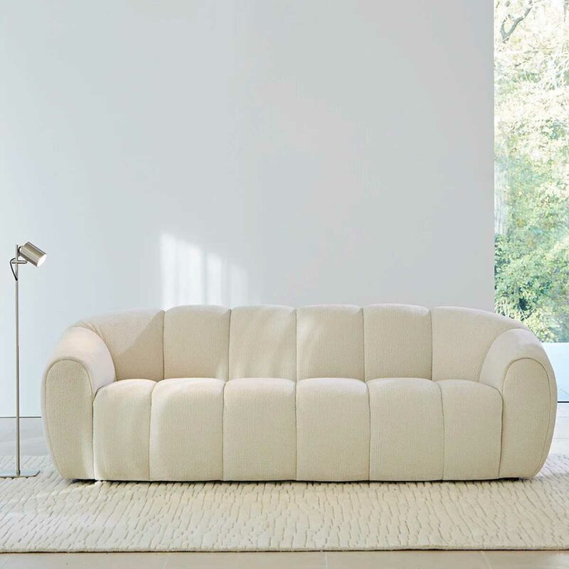 Une invitation au cocooning avec ce canapé à l'assise basse esprit cloud