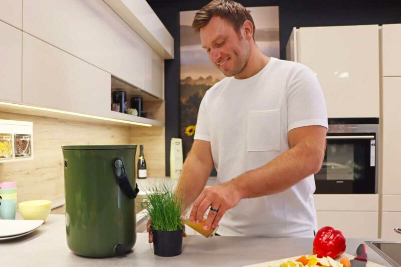 Une note déco verte dans la cuisine avec ce petit composteur d'intérieur