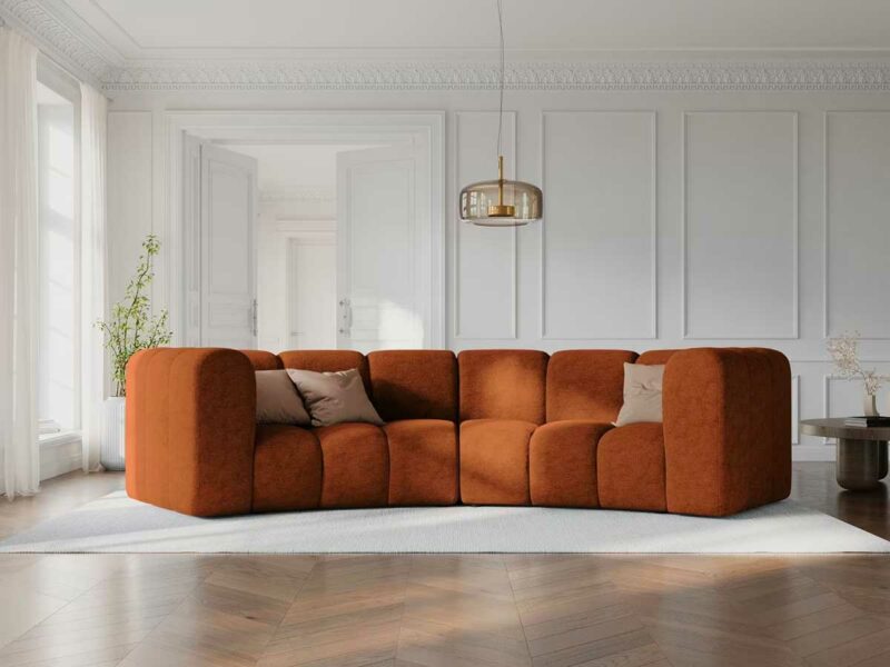 Une forme de chenille pour ce canapé coloris cuivre terracotta