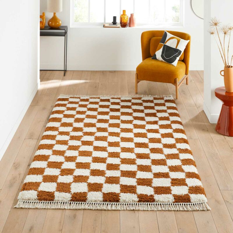 Carreaux beiges et marrons pour ce tapis damier