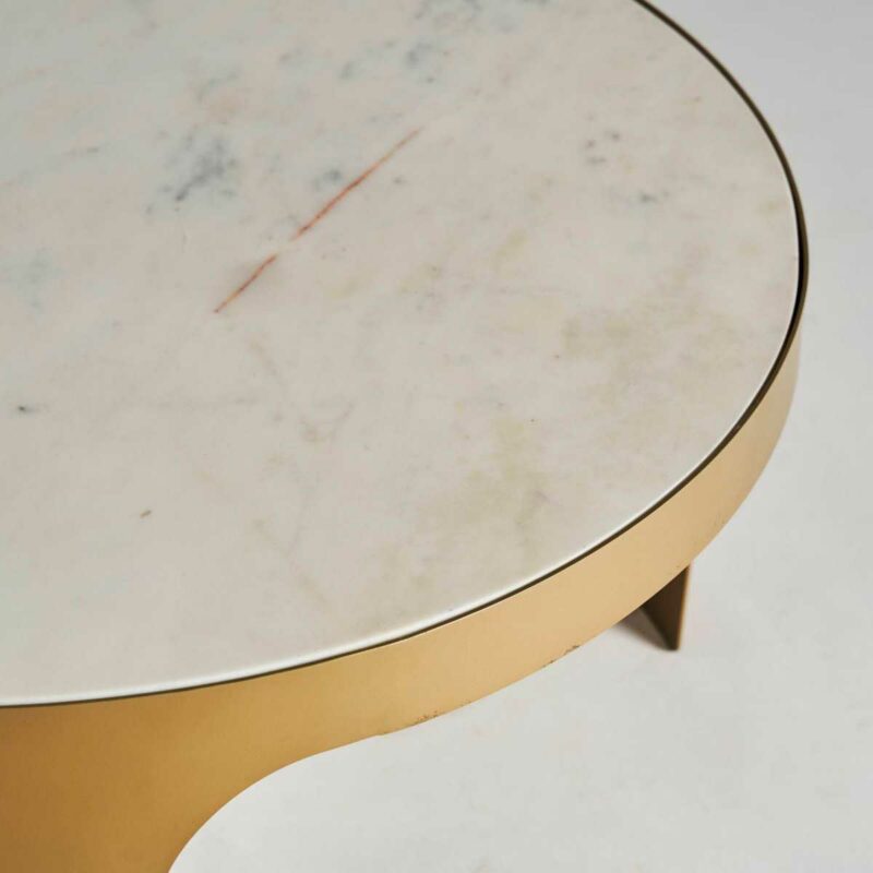 Charme de l'effet marbre et du doré pour cette table basse ronde