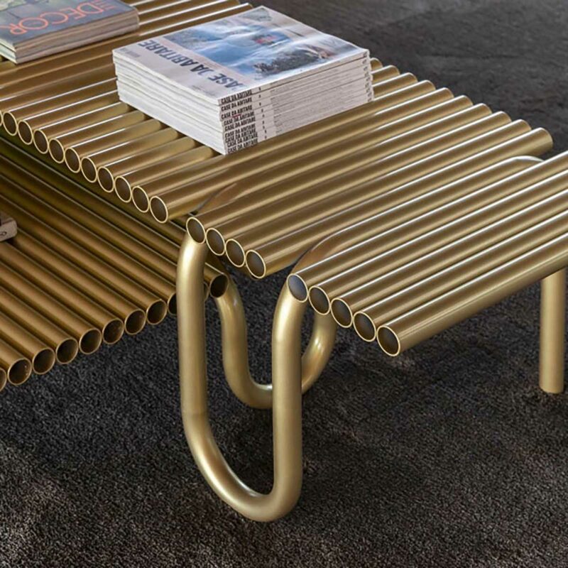 Des tubes dorés pour une table basse design