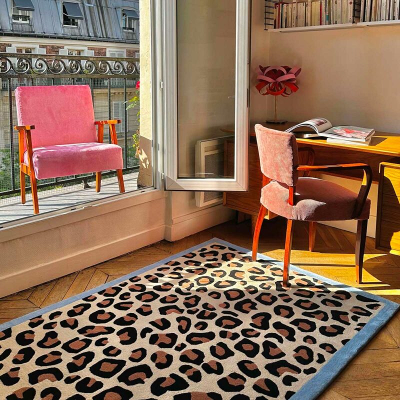 Original : un tapis motif léopard atypique dans un bureau