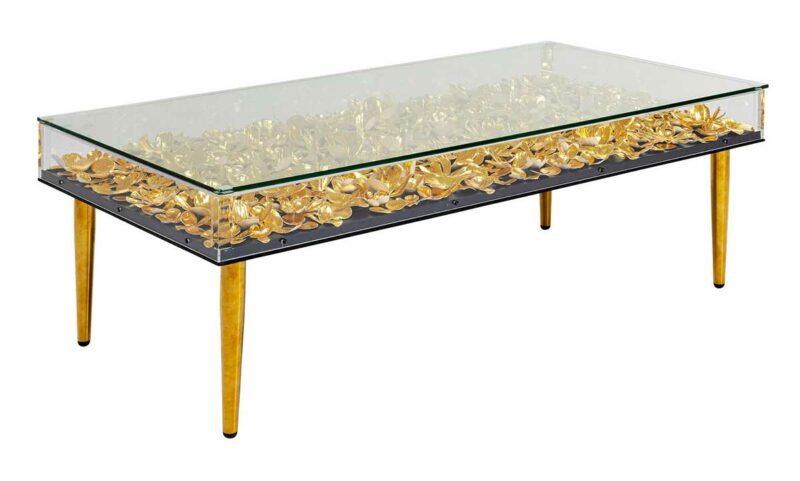 Originale et raffinée : une table basse dorée au design floral