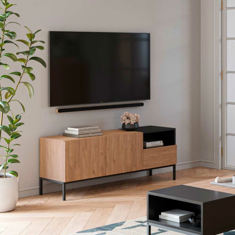 Un meuble TV en bois brut et noir : sobriété et modernité