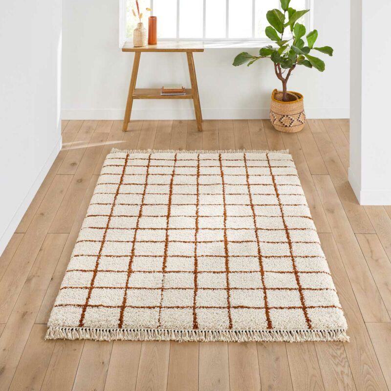 Un tapis à l’esprit berbère revisité en damier inversé