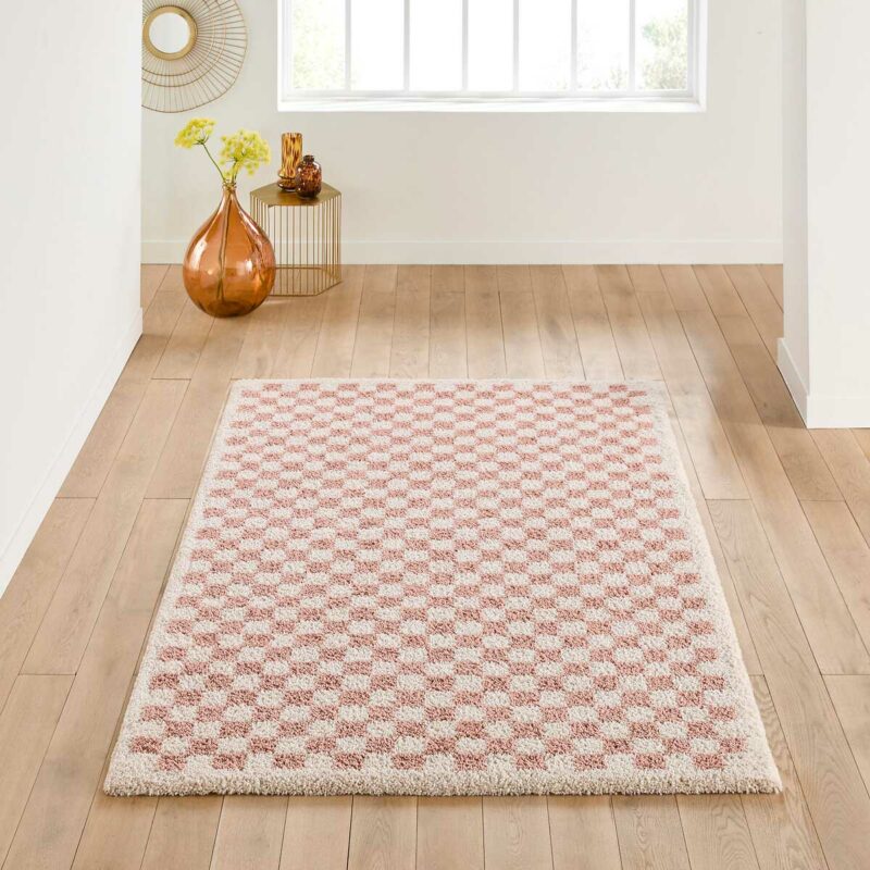 Un tapis damier rose pastel pour une touche douce et moderne